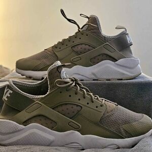 Nike Men's Huarache Khaki and White Sneakers
